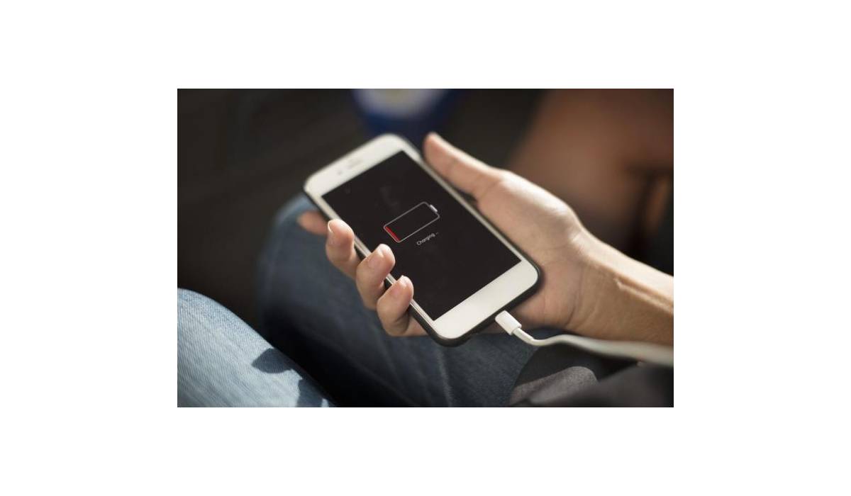 أزمة البطارية التي يعاني منها مستخدمو آيفون: تحديات وحلول آبل لمستخدمي آيفون