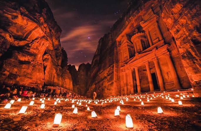 البتراء المدينة الوردية الساحرة: أيقونة السياحة الأردنية وعجائبها السبع