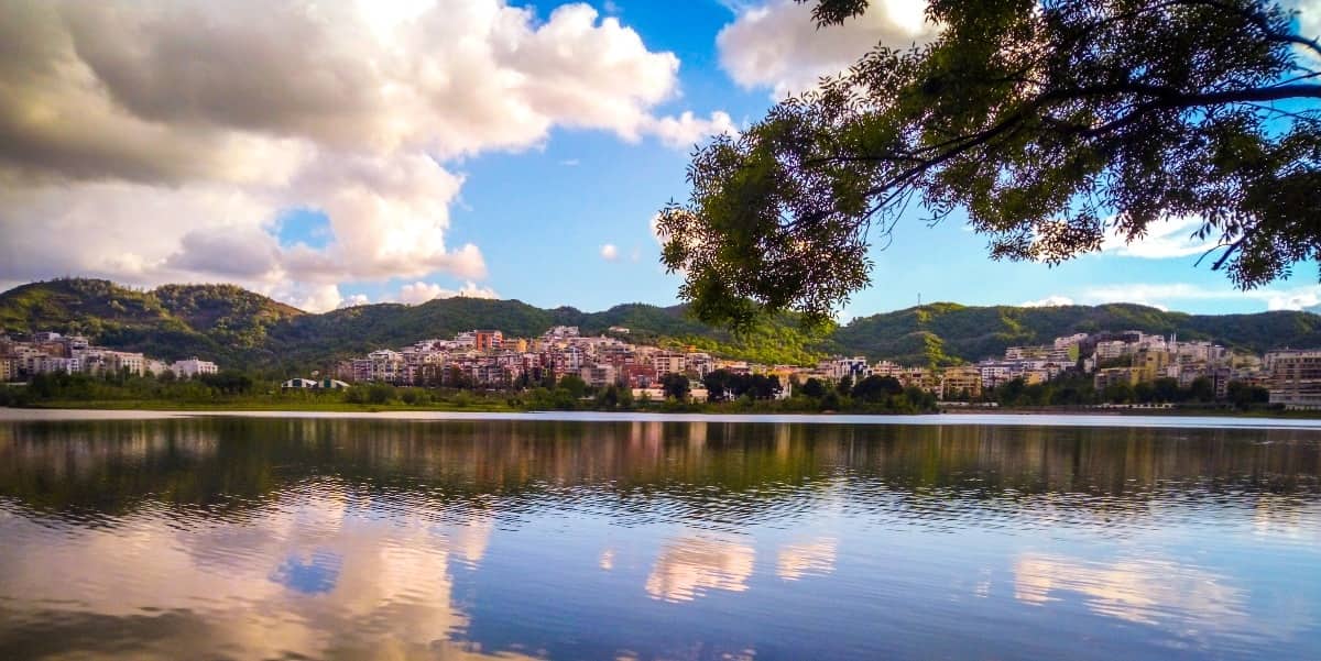 حديقة جراند بارك وبحيرة تيرانا