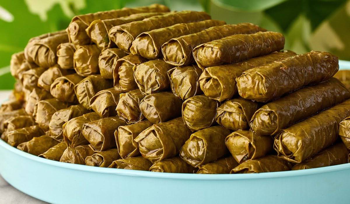 طريقة تحضير ورق العنب المحشي: من المكونات إلى الطهي بخطوات سهلة