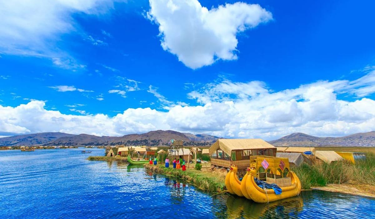 بحيرة تيتيكاكا: وجهة سياحية مذهلة في قلب أمريكا الجنوبية