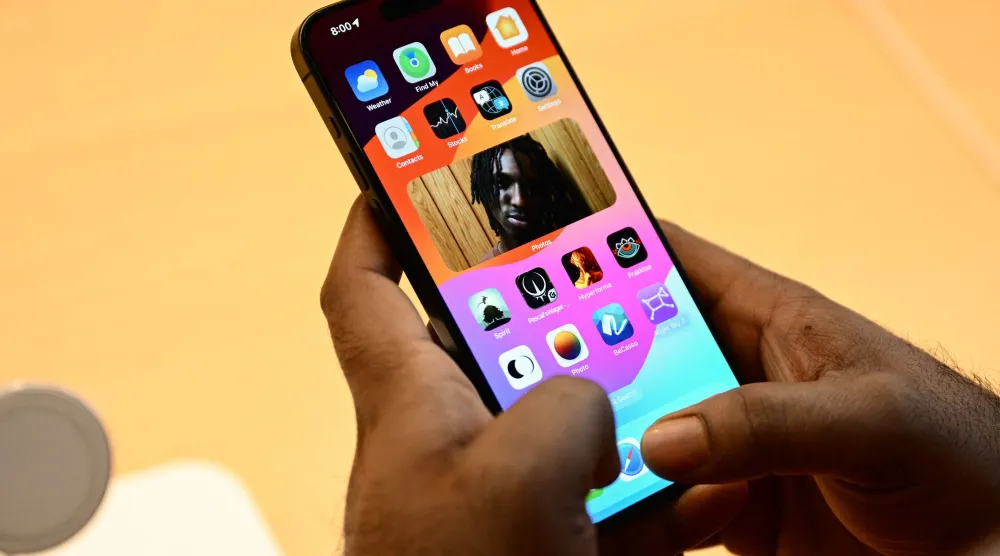 تحديث iOS 18.2