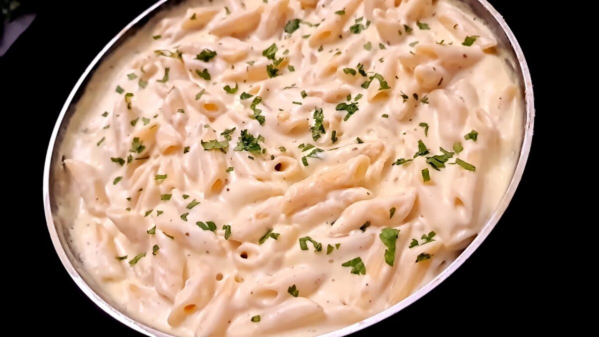 مكرونة بالوايت صوص والجبنة