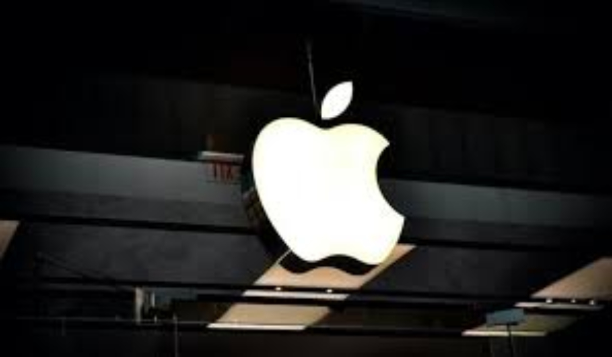 أبل تخطط لإطلاق ماك بوك إير بشاشة OLED