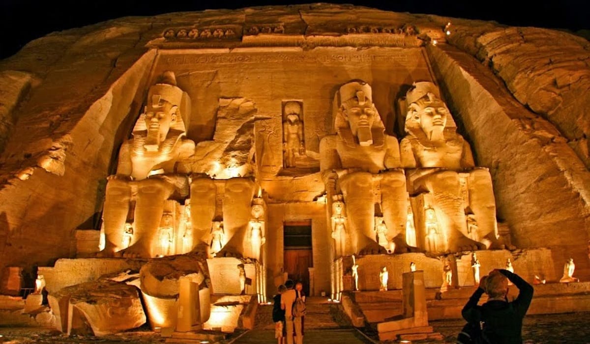 معبد أبو سمبل – مصر: جوهرة الفراعنة في قلب الصحراء